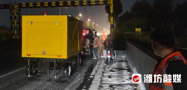 防汛常規物資中主要包含麻袋吸水膨脹袋,無紡布吸水膨脹袋,防汛沙袋,防汛噸袋,防汛編織袋,雨衣,雨靴,雨傘,彩條布,工兵鏟,十字鎬,八磅錘,應急救生包等。